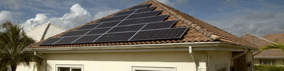 Panel solar dipasang rapi atas bumbung genting rumah di Malaysia, di bawah langit cerah waktu tengah hari
